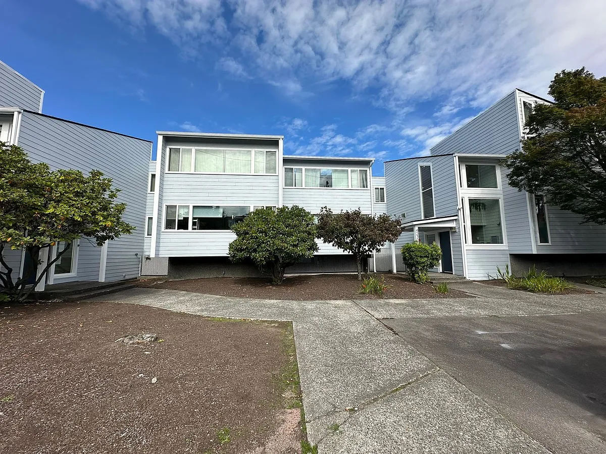 Building Photo - San Juan 16-Unit