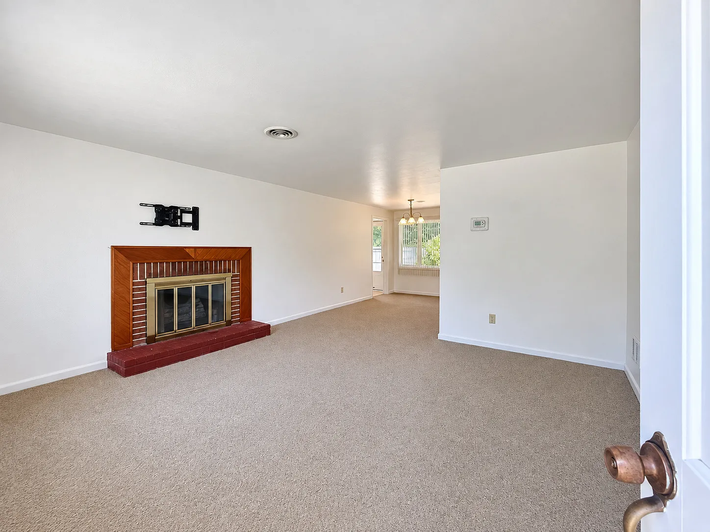 16 Sandra Dr — Photo 2