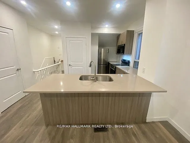19 Luttrell Ave #UPPER — Photo 2