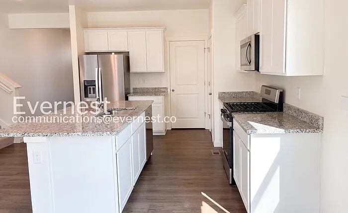 5 bed, 3.0 bath, 2652 sqft, $2,847 — Photo 4