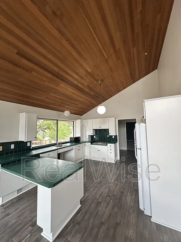 3 bed, 2.0 bath, 1861 sqft, $2,995 — Photo 4