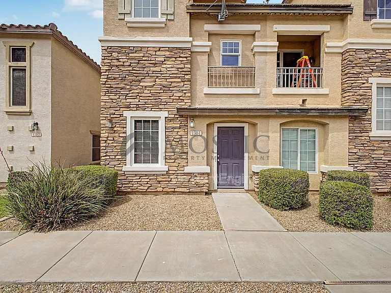 1384 S Sabino Dr — Photo 2