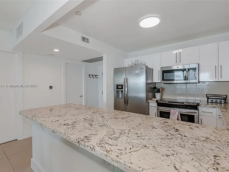 2301 Collins Ave #938 — Photo 17