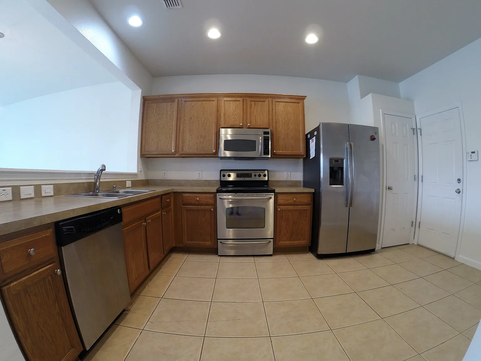 3 bed, 2.5 bath, 1584 sqft, $1,650 — Photo 3