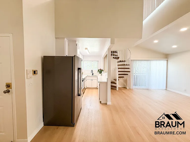 4404 Stern Ave — Photo 4