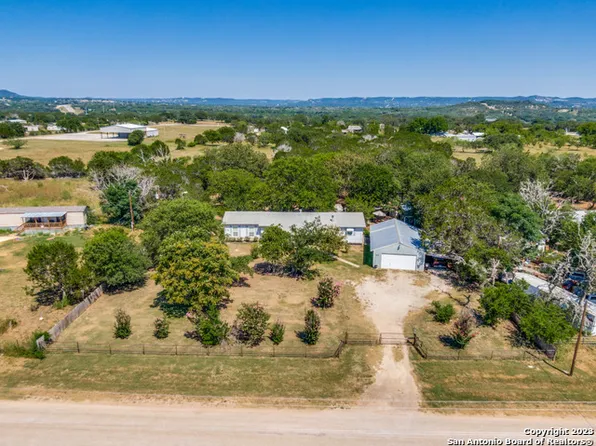 529 E PIPE CREEK DR, Pipe Creek, TX 78063