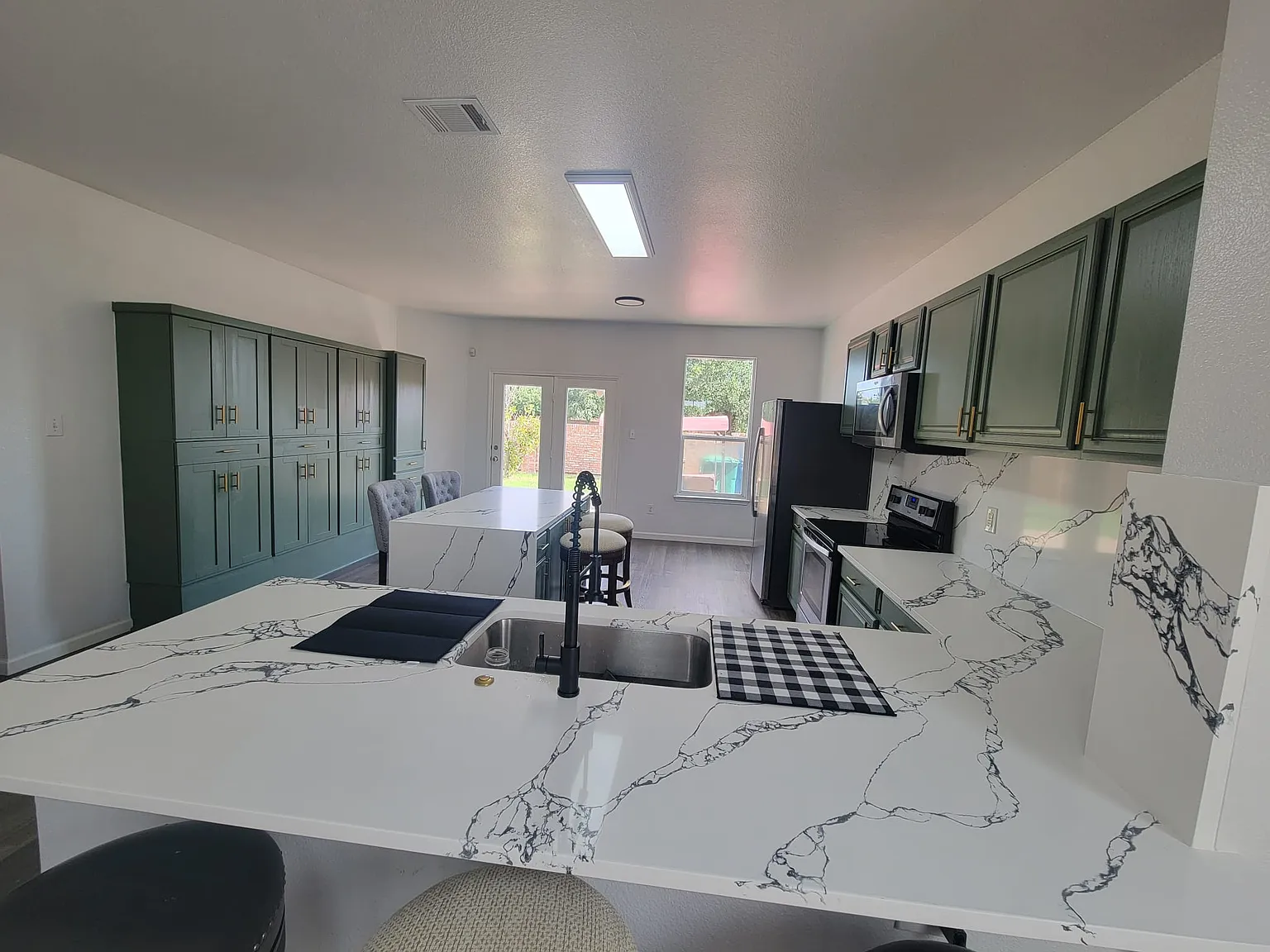 6 bed, 3200 sqft, $850 — Photo 4