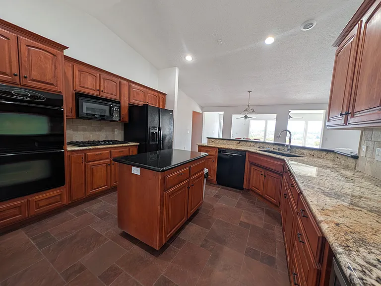 Kitchen w/granite countertops