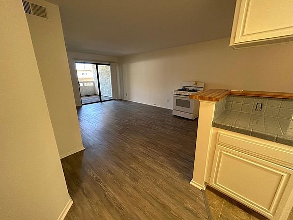 4th image of 10836 Kling St APT 205