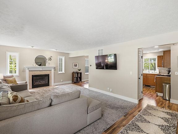 4th image of 10899 Skylane Ct