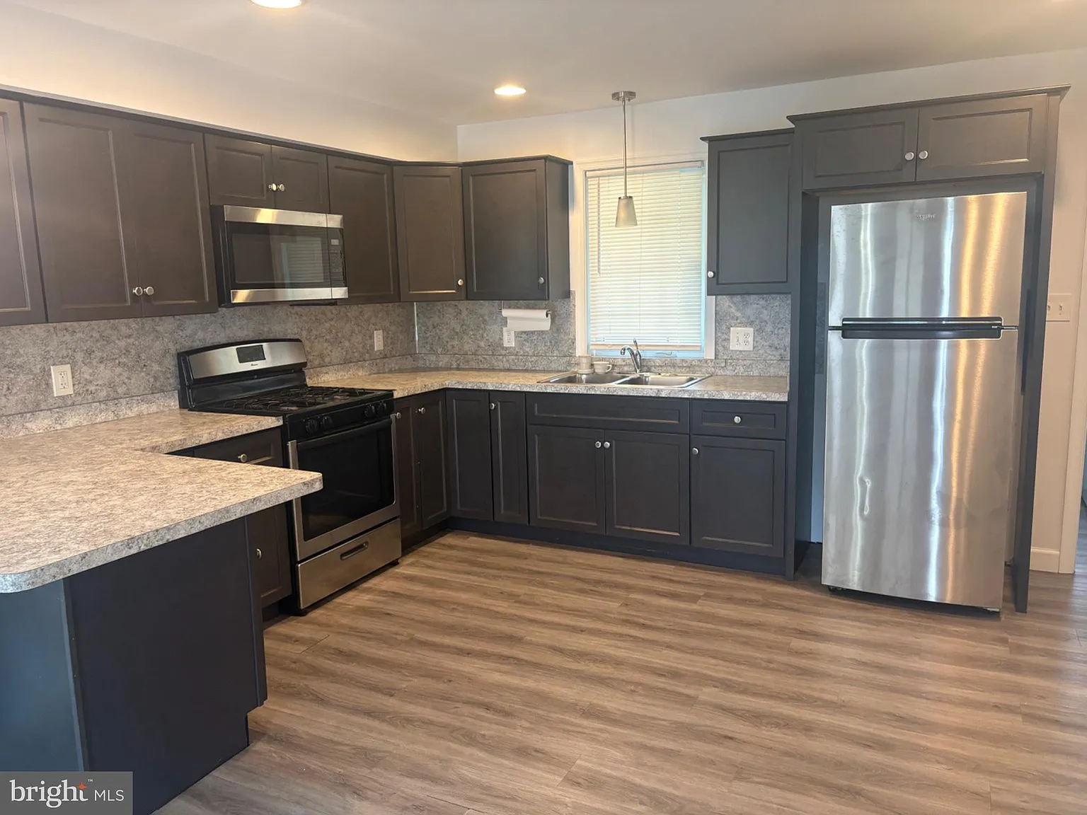 3 bed, 1.5 bath, 2492 sqft, $1,700 — Photo 2