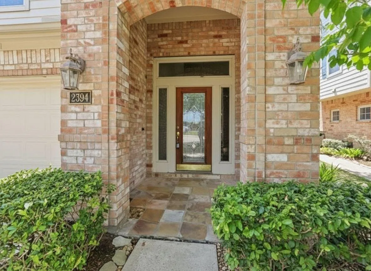 3 bed, 2.5 bath, 2368 sqft, $2,595 — Photo 2
