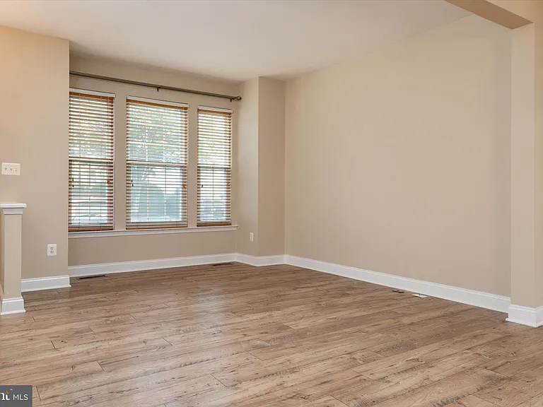824 Stonehurst Ct — Photo 4