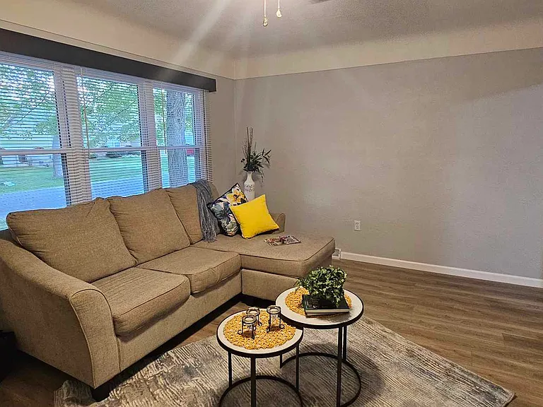 10 Carolyn St — Photo 4