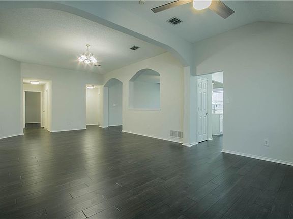 3rd image of 905 Leadville Dr