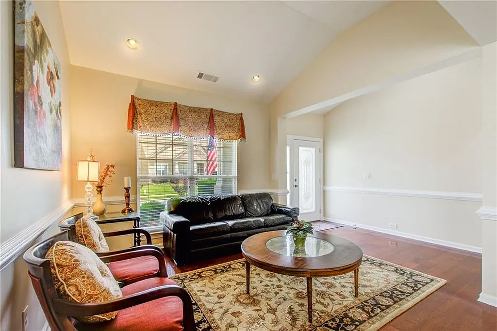 3 bed, 2.0 bath, 2302 sqft, $3,000 — Photo 4