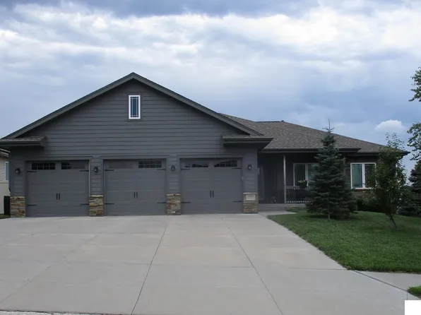 10509 Hillcrest Dr, La Vista, NE 68128