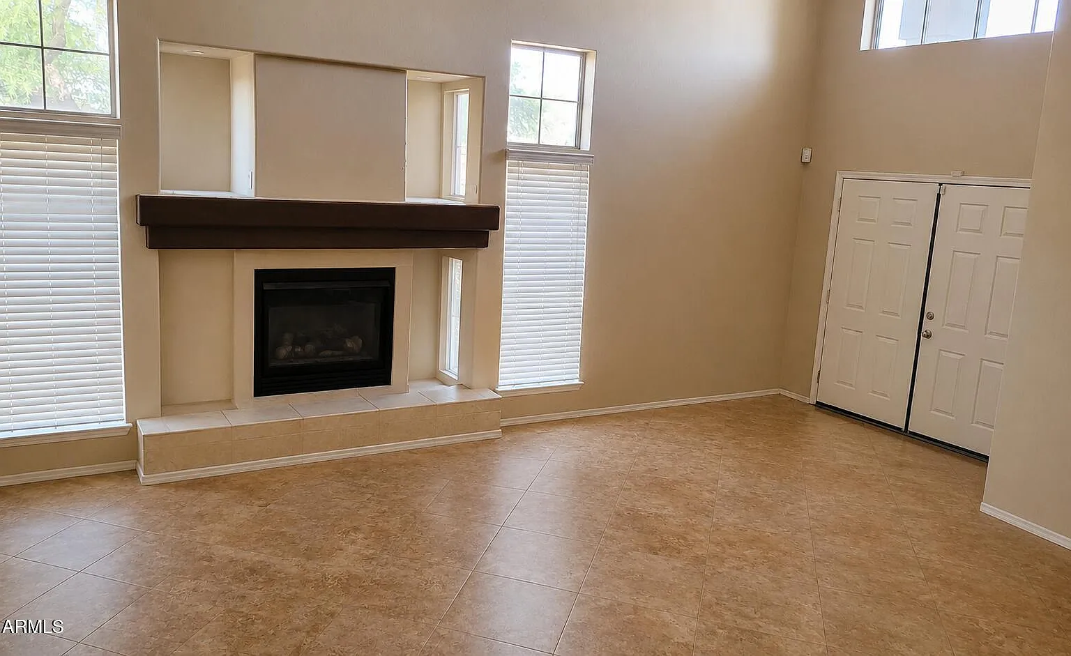 4 bed, 2.5 bath, 2481 sqft, $2,300 — Photo 2