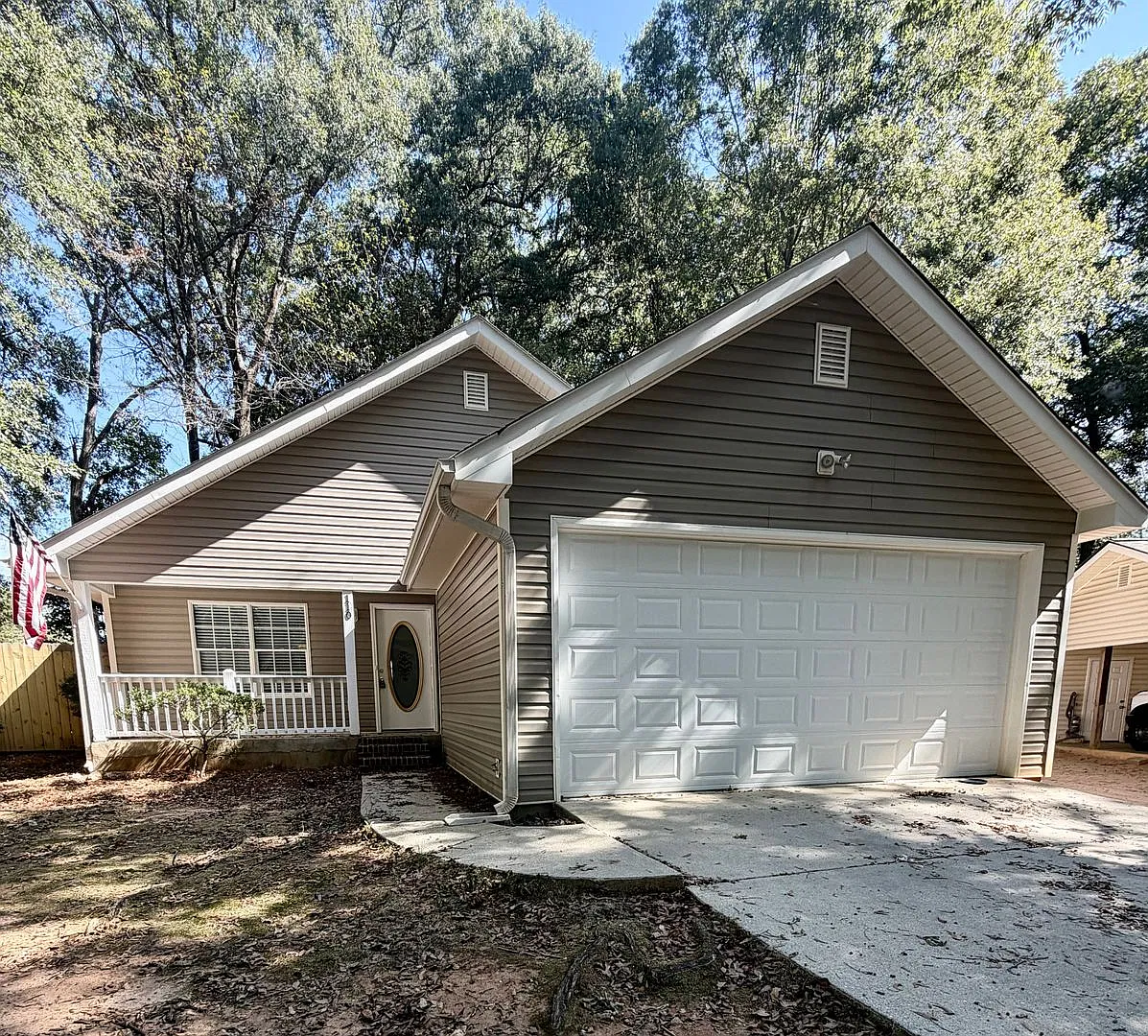 Newly renovated 3 Bedroom 2 Bathroom home! Available now! — Photo 3