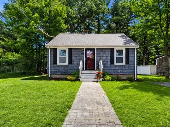 198 Pond St, Rockland, MA 02370