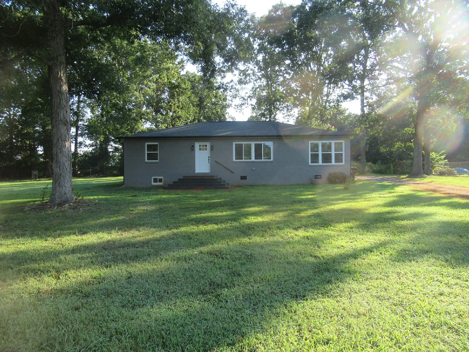 3 bed, 1.5 bath, 1630 sqft, $1,900 — Photo 2