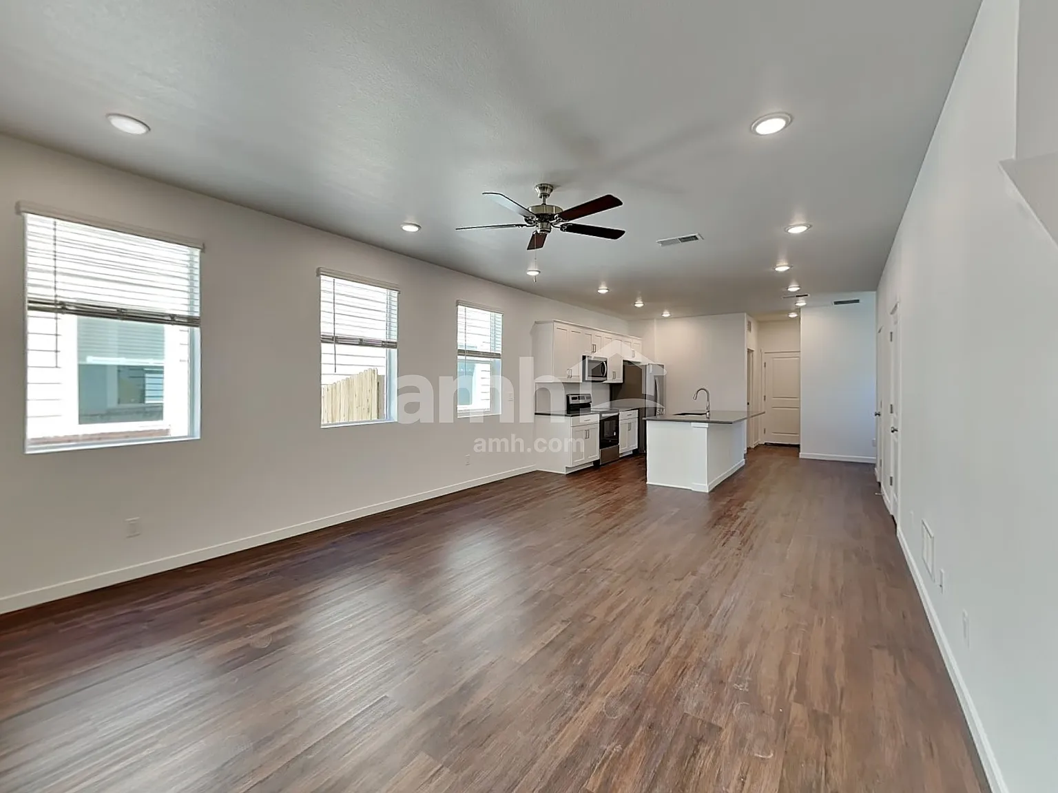 4 bed, 2.5 bath, 2202 sqft, $2,990 — Photo 4