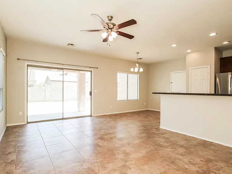 7907 S 50th Ln — Photo 5