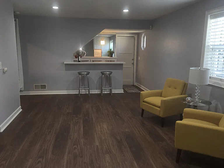 6024 S Mansfield Ave — Photo 2