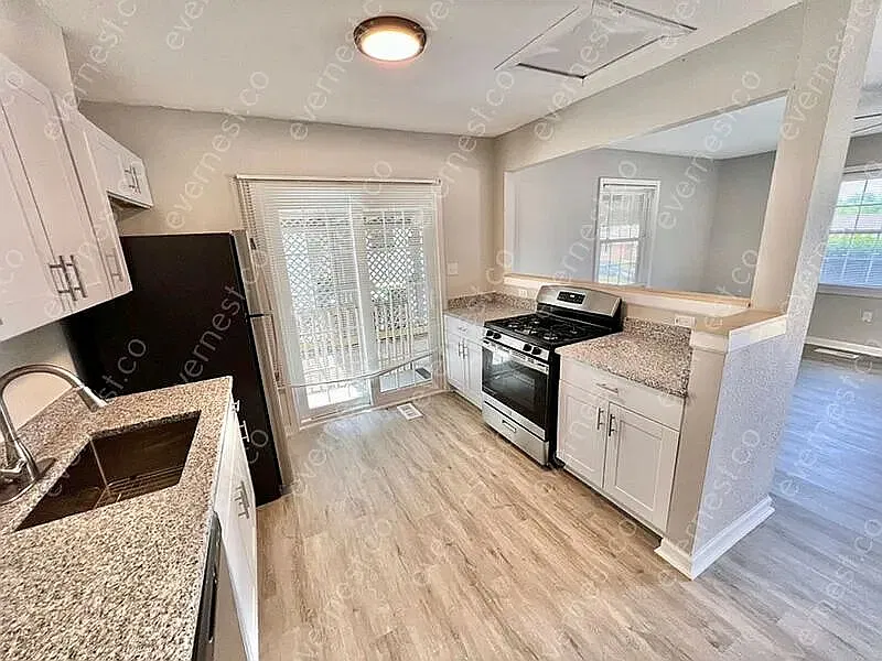 3 bed, 1.0 bath, 1077 sqft, $1,225 — Photo 4