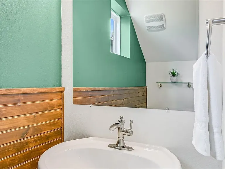 1121 Walton Ln #B — Photo 11