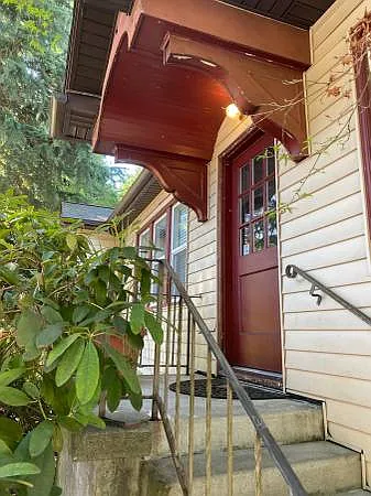 617 NE Ravenna Blvd Photo 1
