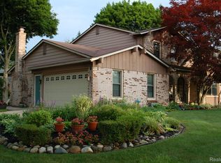 16911 White Haven Dr, Northville, MI