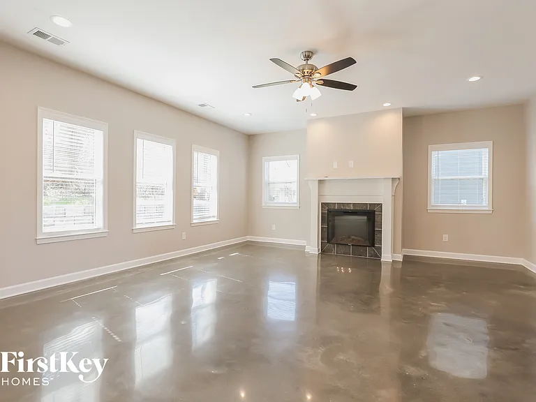 732 Ellie Dr — Photo 3