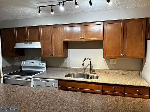 3rd image of 7 Teaberry Ct