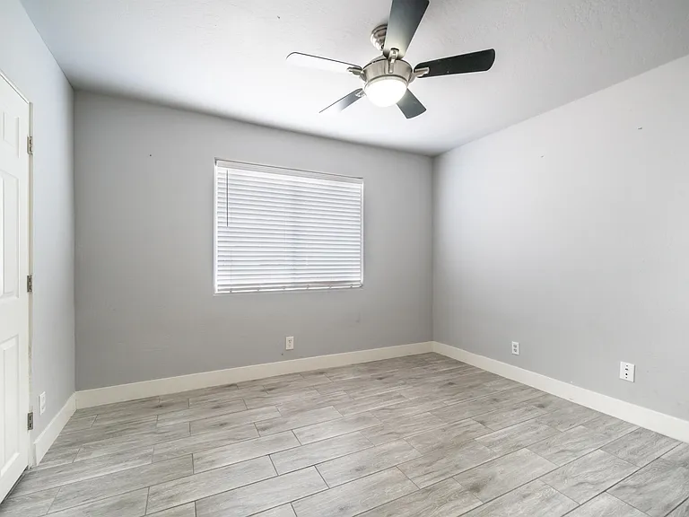 717 E Palmaire Ave — Photo 21
