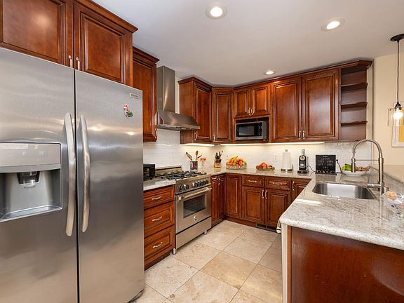 4th image of 536 Summit Dr