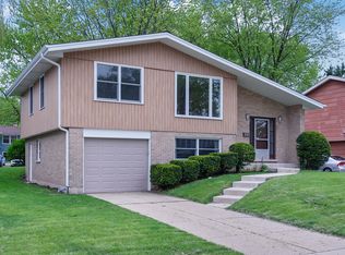 2307 Willow Ln, Rolling Meadows, IL 60008