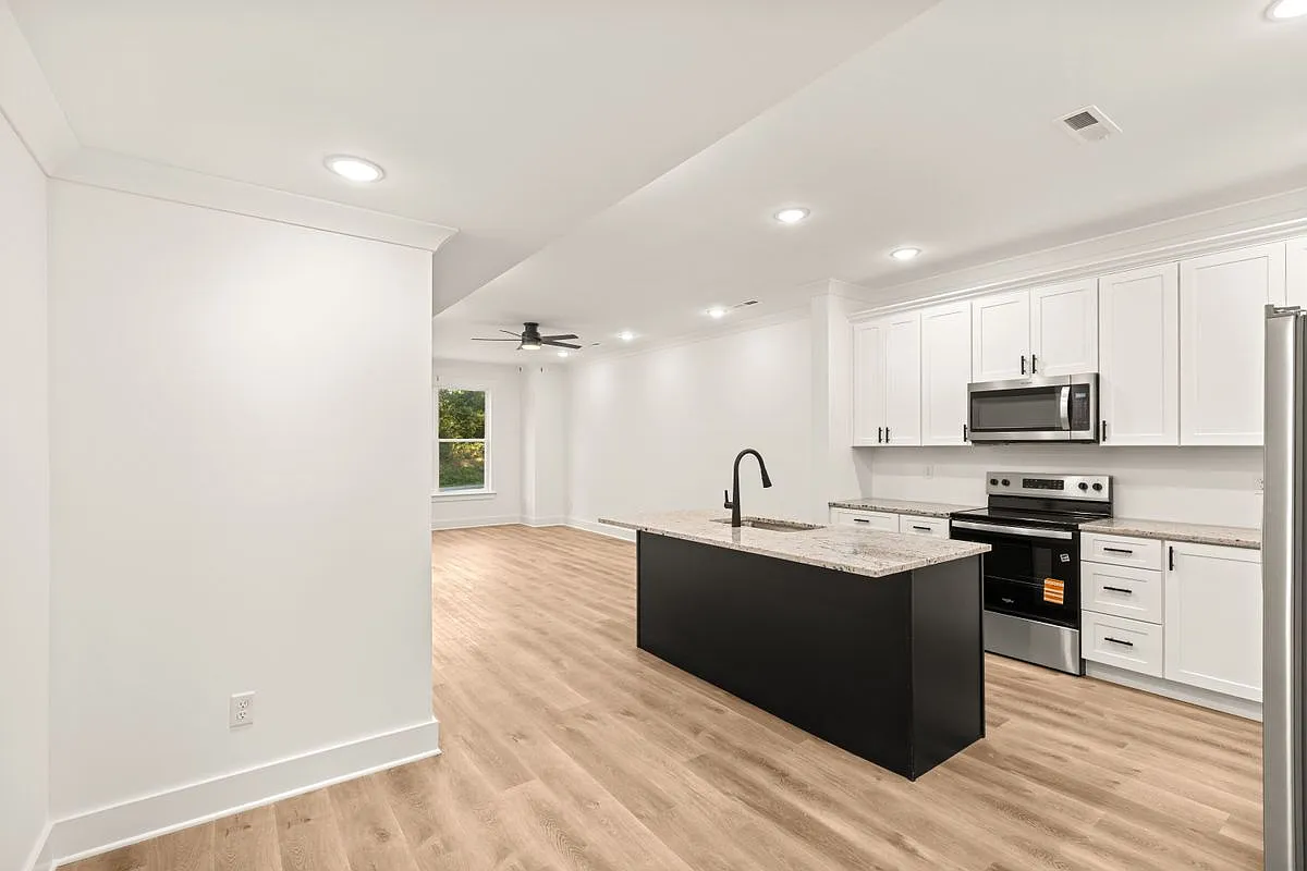 3 bed, 2.0 bath, 1450 sqft, $2,000 — Photo 4