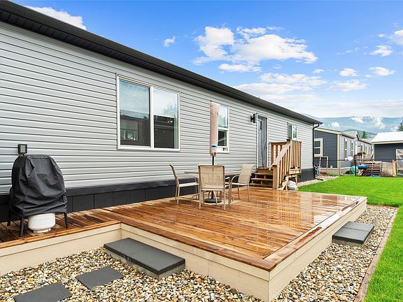 3rd image of 1705 Hillier Rd #10