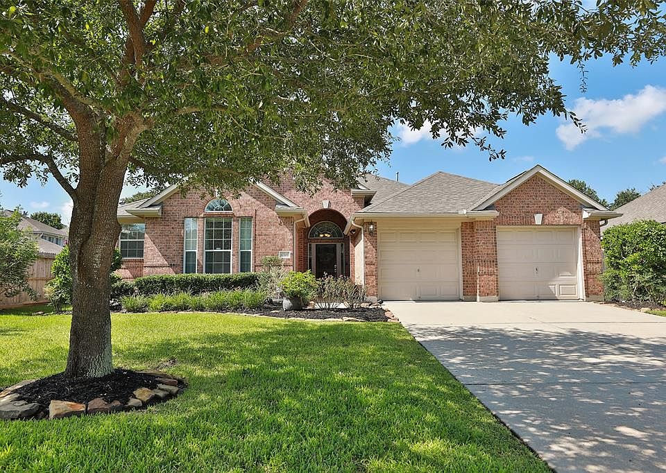 17515 Memorial Ridge Dr. - Great single-story home with updated landscaping. Roof replaced 2016.