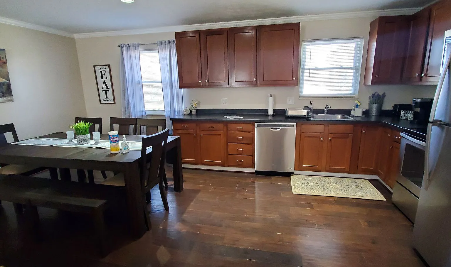 Pet Friendly Home Fenced in Yard Renovated — Photo 3