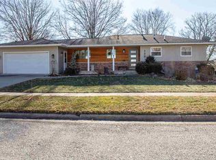 130 Willow Lawn Dr, Waverly, IA 50677