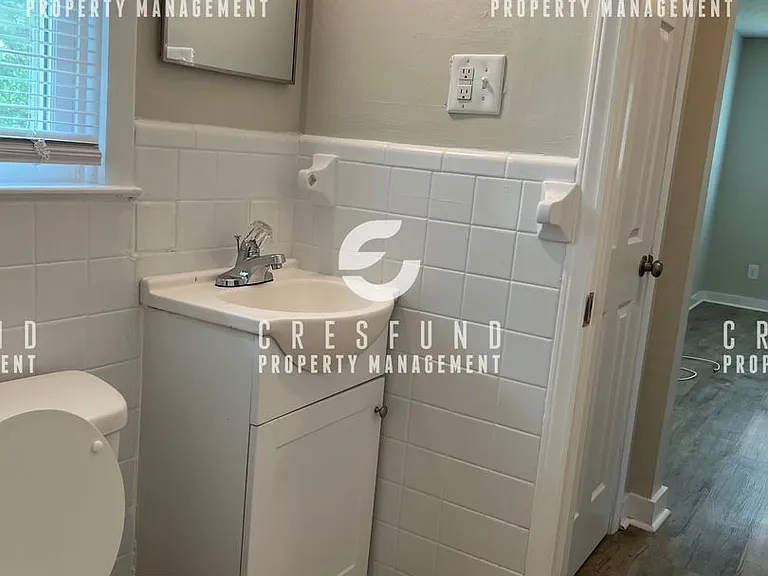 2nd Floor Spacious & Updated 1 Bed, 1 Bath Apartment — Photo 18
