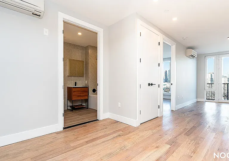 31-61 Vernon Blvd #4T — Photo 1