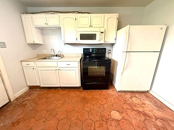 4th image of 2614 Monterey St #3