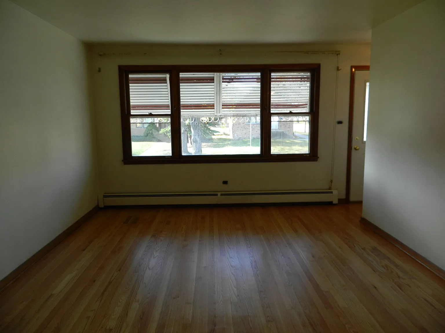 3 bed, 900 sqft, $2,500 — Photo 3