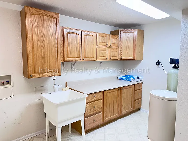 1041 Laurenwood Ln — Photo 48