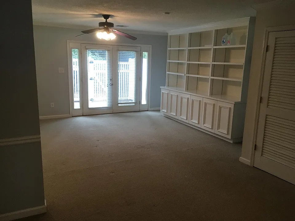 built in bookshelf, lots of storage