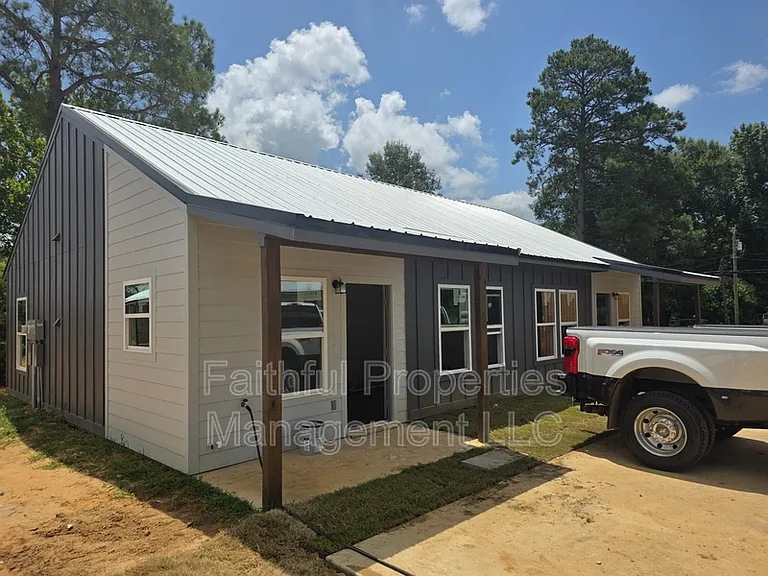 405 N Logan Ln #A — Photo 2