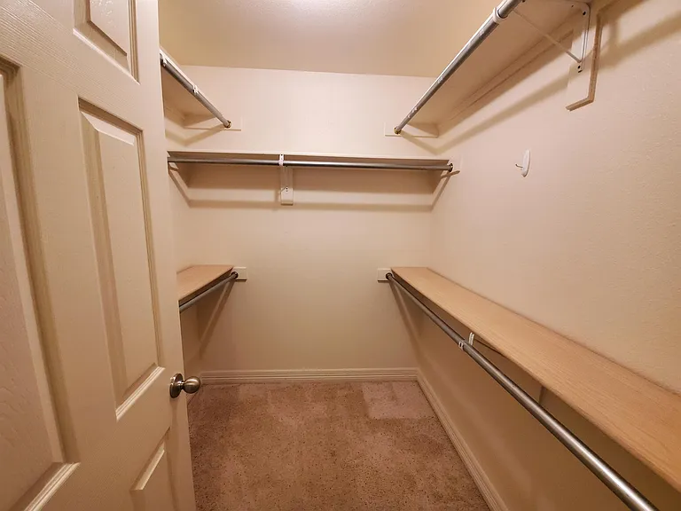 208 Amanda Ct — Photo 10